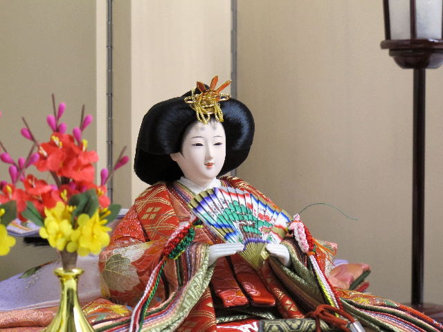 華やかな鳳凰の刺繍が特徴の雛人形の紅白梅親王飾り