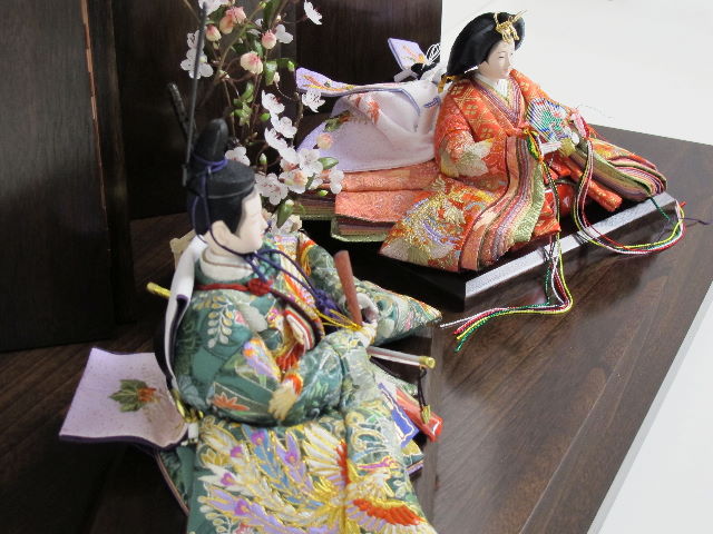 華やかな鳳凰の刺繍が特徴の雛人形白梅創作飾り