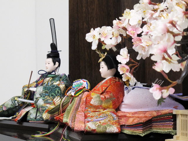 華やかな鳳凰の刺繍が特徴の雛人形桜創作飾り