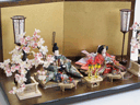 華やかな鳳凰の刺繍が特徴の雛人形の京洛桜親王飾り