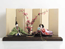 古典的な文様、丸の鶴を衣装に織り込んだ雛人形の紅梅創作飾り