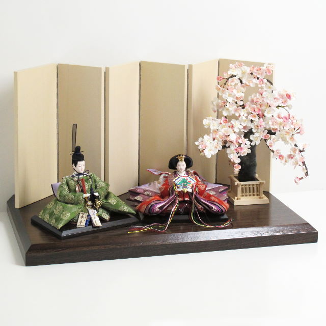 古典的な文様、丸の鶴を衣装に織り込んだ雛人形の桜創作飾り
