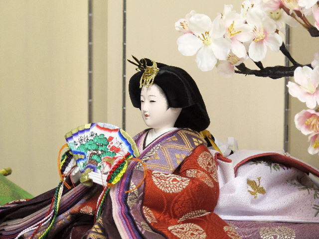 古典的な文様、丸の鶴を衣装に織り込んだ雛人形の創作桜飾り