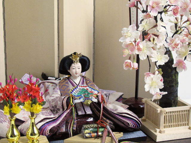 落ち着いた淡い紫桜衣装の雛人形の明るい屏風桜親王飾り