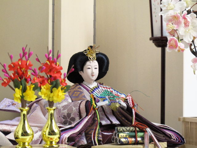 落ち着いた淡い紫桜衣装の雛人形の明るい屏風桜親王飾り