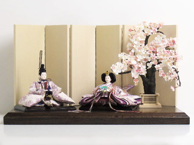 落ち着いた淡い紫桜衣装の雛人形の明るい屏風大桜創作飾り