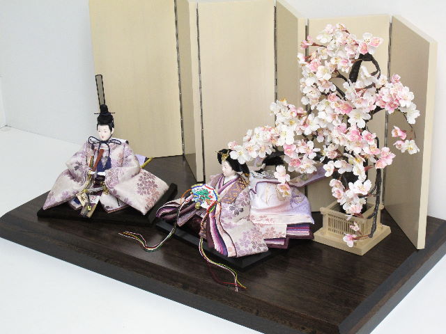 落ち着いた淡い紫桜衣装の雛人形の明るい屏風大桜創作飾り