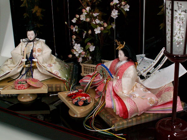 桜の刺繍とほのかなピンクと緑のぼかしが綺麗なコンパクト雛人形親王飾り