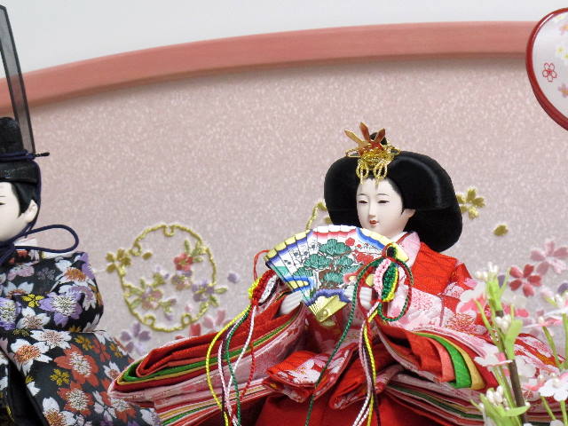 桜模様雛人形をぼかしピンクにのせたコンパクト親王飾り