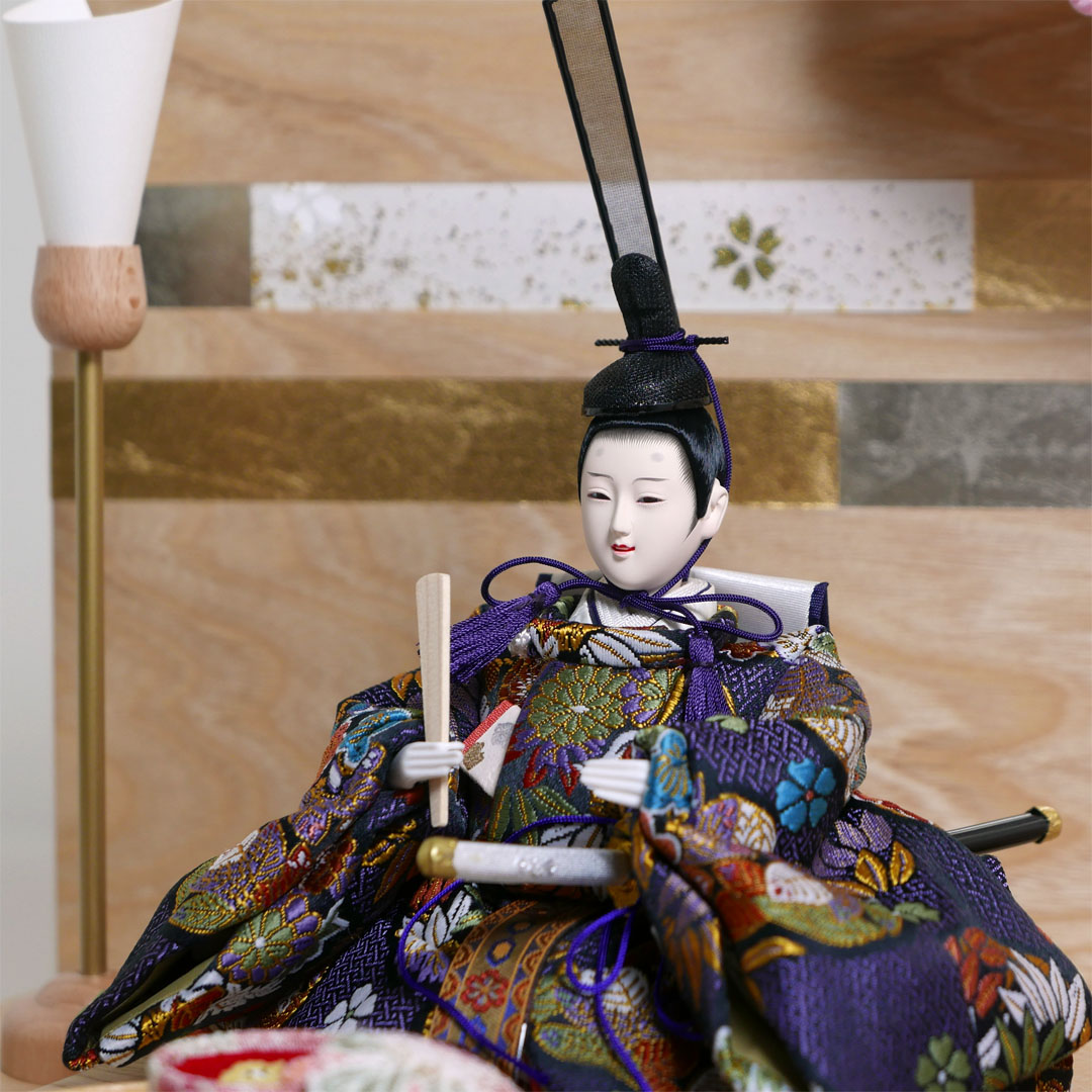 オーソドックスな花柄衣装の雛人形木目屏風紅白桜親王飾り
