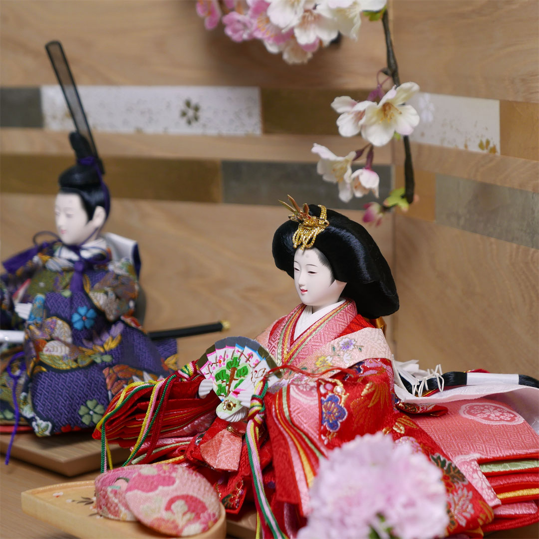 オーソドックスな花柄衣装の雛人形木目屏風紅白桜親王飾り