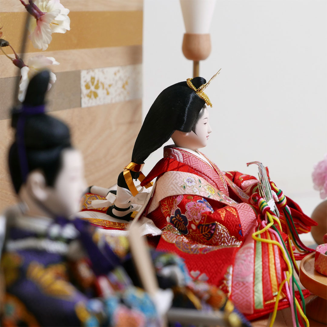オーソドックスな花柄衣装の雛人形木目屏風紅白桜親王飾り