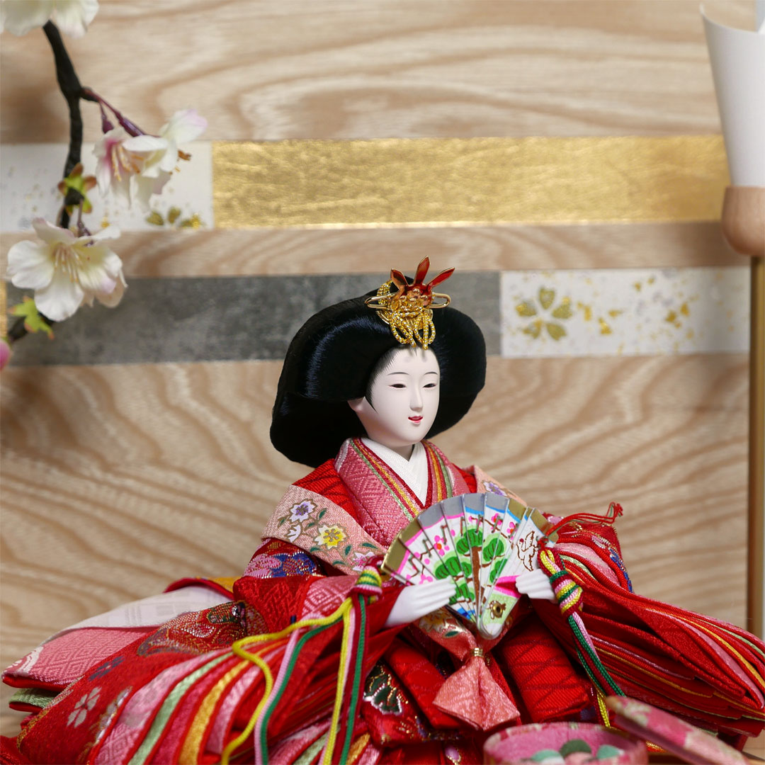 オーソドックスな花柄衣装の雛人形木目屏風紅白桜親王飾り