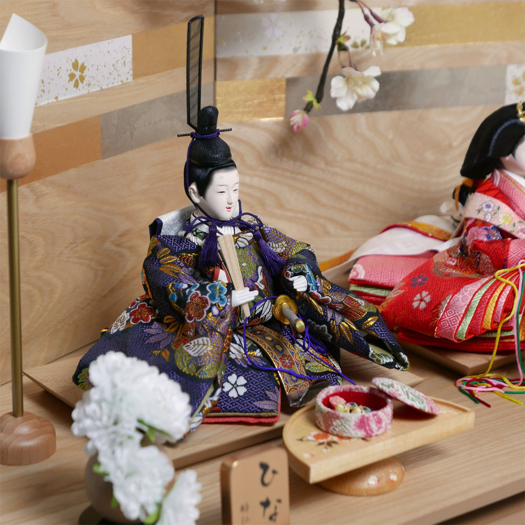 オーソドックスな花柄衣装の雛人形木目屏風紅白桜親王飾り