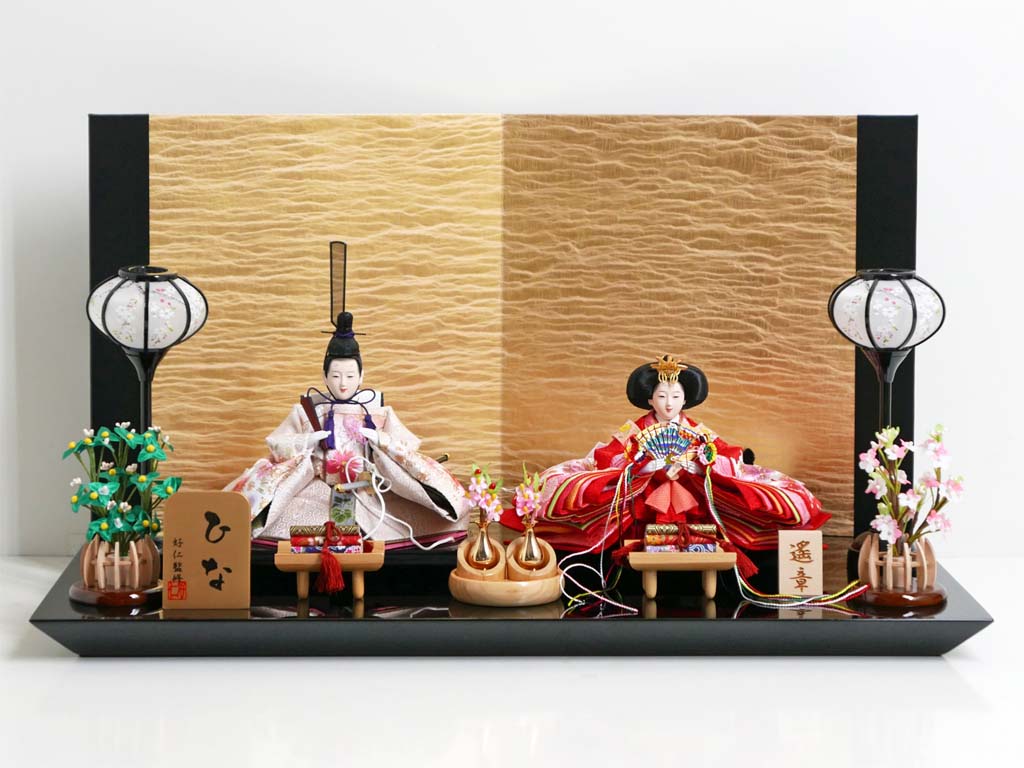 赤の衣装に桜の刺繍の入った品のある雛人形絹金包み屏風巻物親王飾り