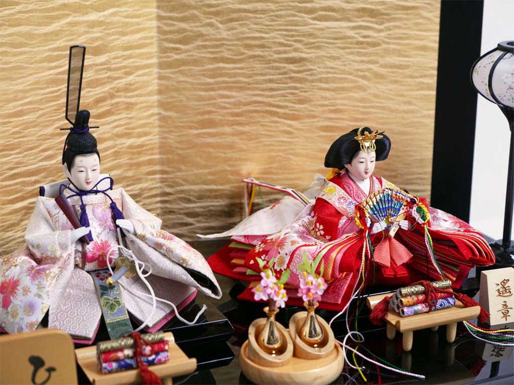 赤の衣装に桜の刺繍の入った品のある雛人形絹金包み屏風巻物親王飾り