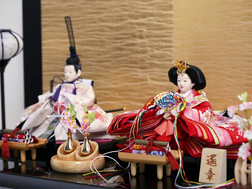 赤の衣装に桜の刺繍の入った品のある雛人形絹金包み屏風巻物親王飾り