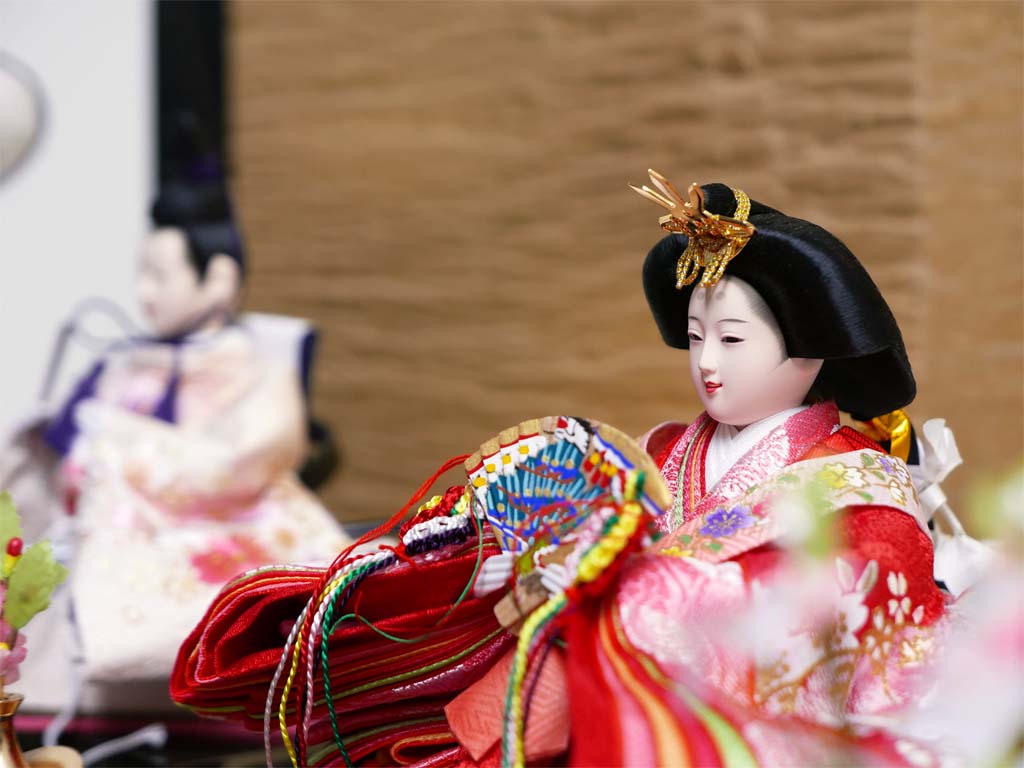 赤の衣装に桜の刺繍の入った品のある雛人形絹金包み屏風巻物親王飾り