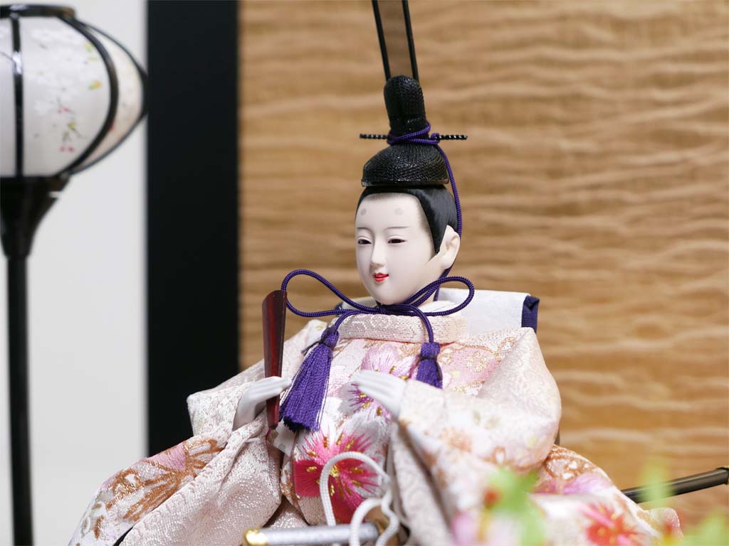 赤の衣装に桜の刺繍の入った品のある雛人形絹金包み屏風巻物親王飾り