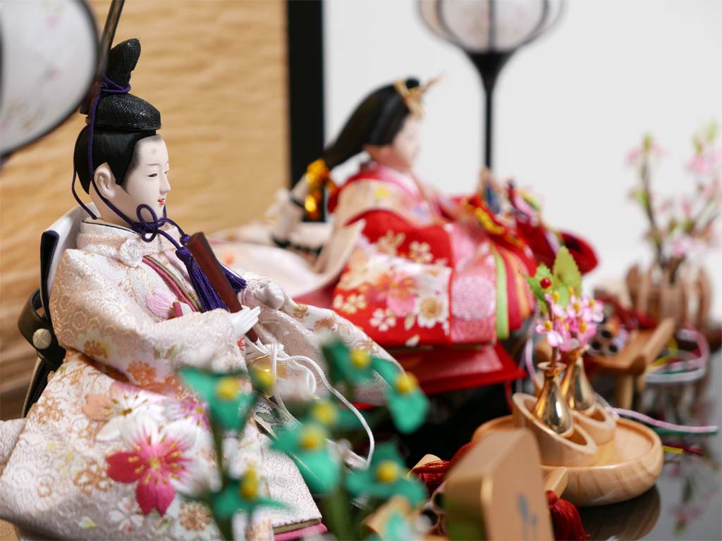 赤の衣装に桜の刺繍の入った品のある雛人形絹金包み屏風巻物親王飾り