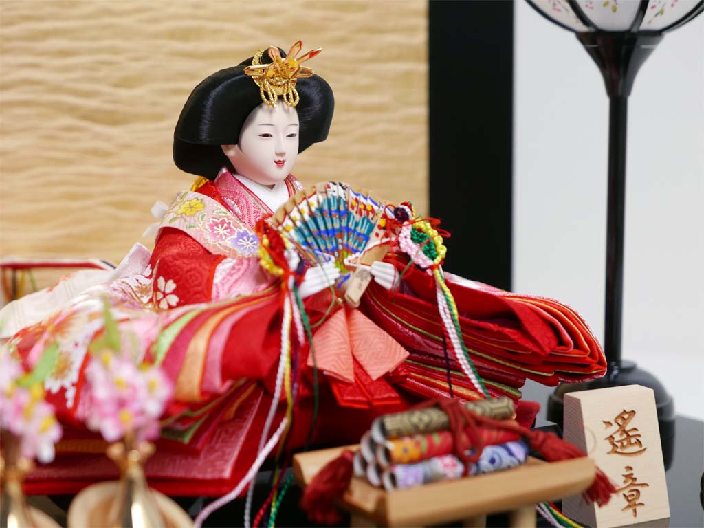 赤の衣装に桜の刺繍の入った品のある雛人形絹金包み屏風巻物親王飾り