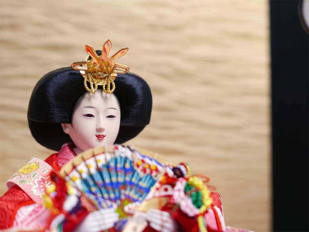 赤の衣装に桜の刺繍の入った品のある雛人形絹金包み屏風巻物親王飾り