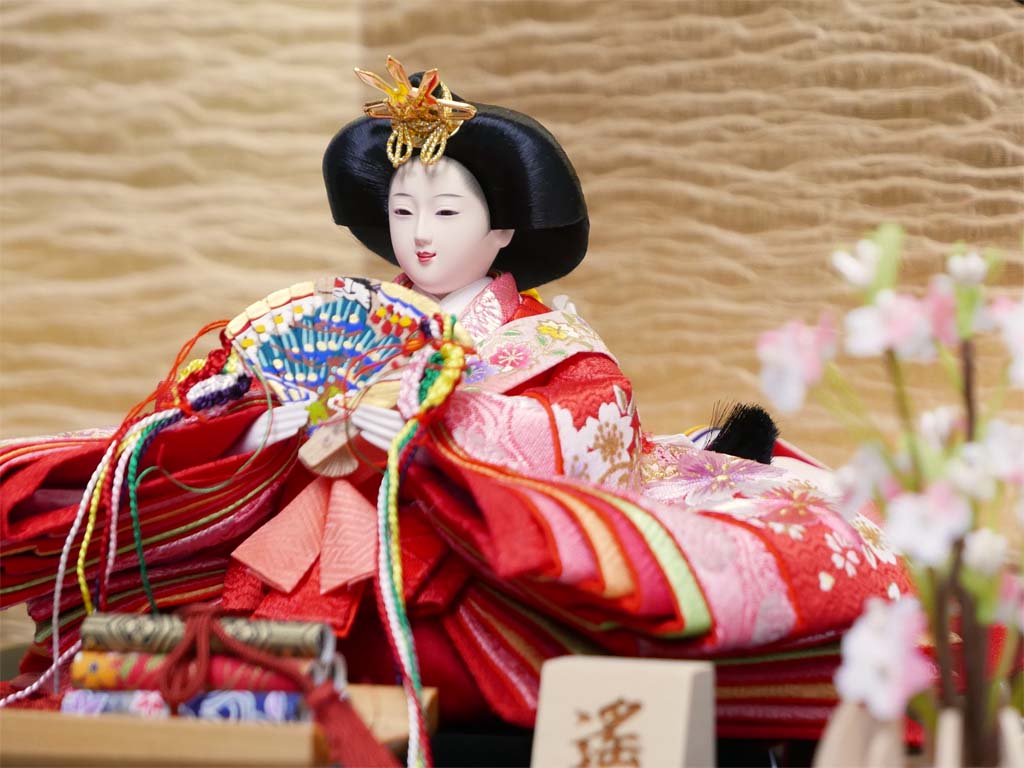 赤の衣装に桜の刺繍の入った品のある雛人形絹金包み屏風巻物親王飾り