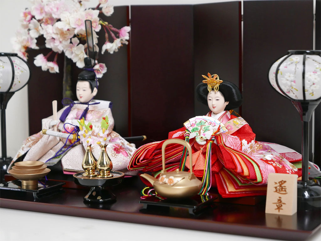 赤の衣装に桜の刺繍の入った品のある雛人形茶塗屏風親王飾り