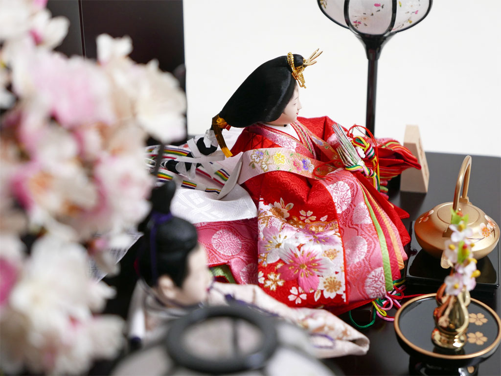 赤の衣装に桜の刺繍の入った品のある雛人形茶塗屏風親王飾り