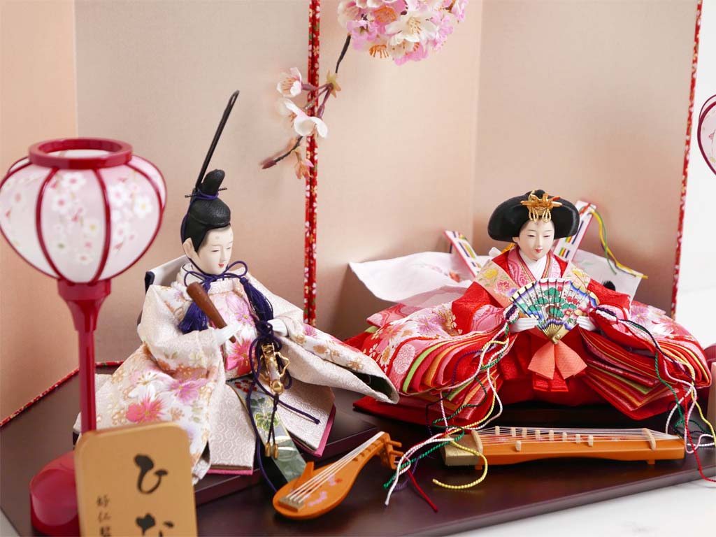 赤の衣装に桜の刺繍の入った品のある雛人形ピンク箔雲桜親王飾り