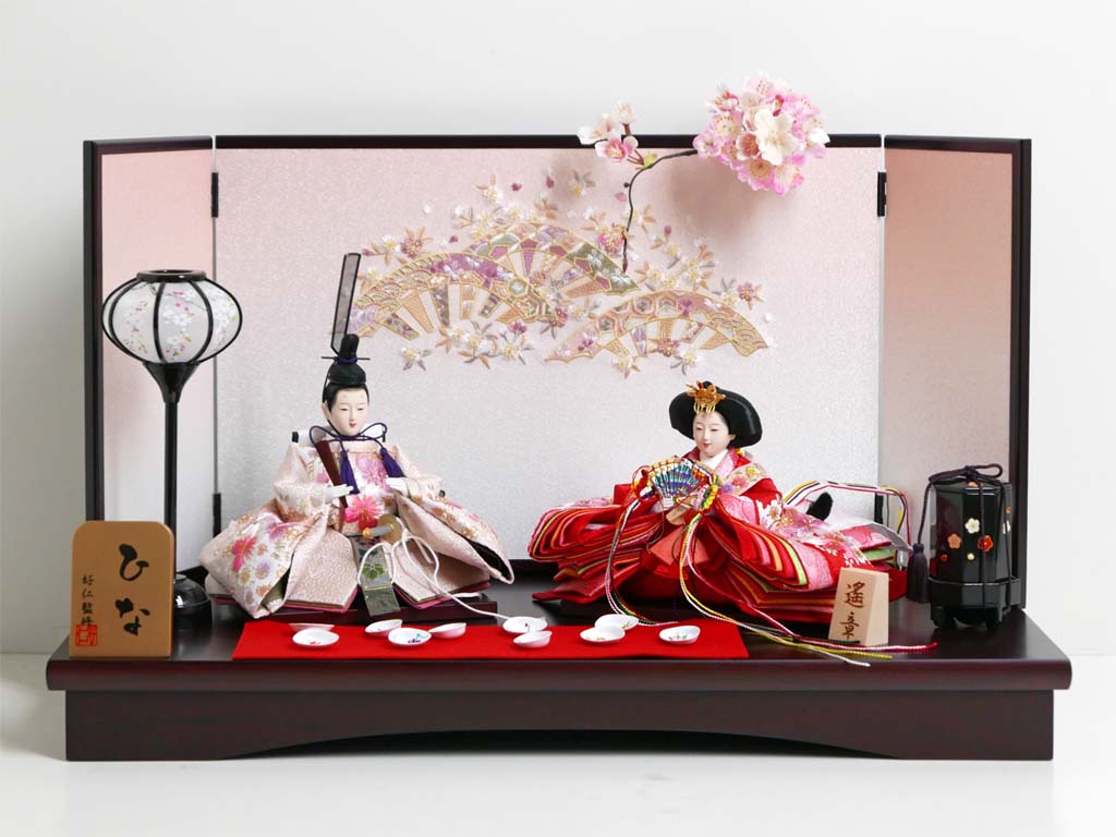 赤の衣装に桜の刺繍の入った品のある雛人形貝合せ刺繍桜親王飾り