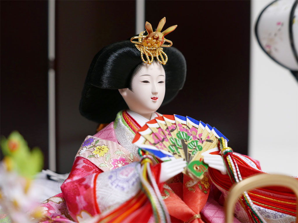 ピンクの衣装に桜の刺繍の入ったさわやかな雛人形茶塗屏風親王飾り