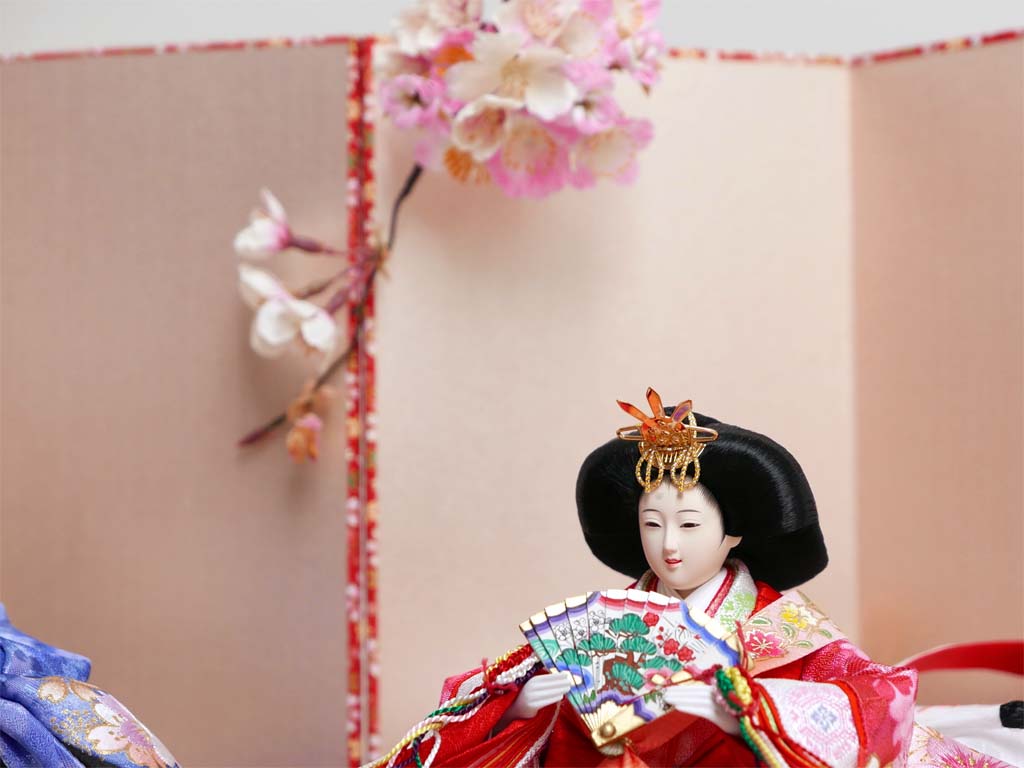 ピンクの衣装に桜の刺繍の入ったさわやかな雛人形ピンク箔雲桜親王飾り