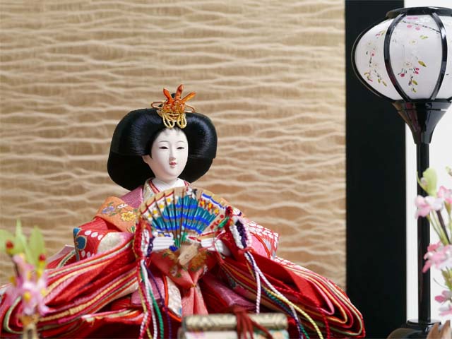 赤のお姫様と黒のお殿様の雛人形絹金包み屏風巻物親王飾り