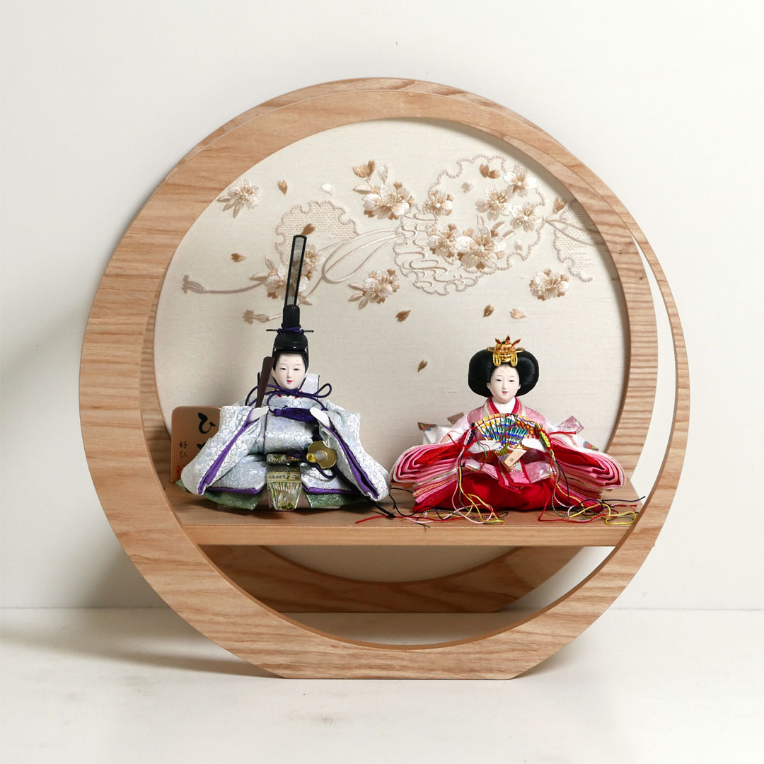 ピンクと水色衣装の極小雛人形桜刺繍月型飾り