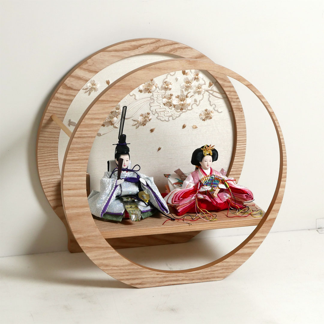 ピンクと水色衣装の極小雛人形桜刺繍月型飾り