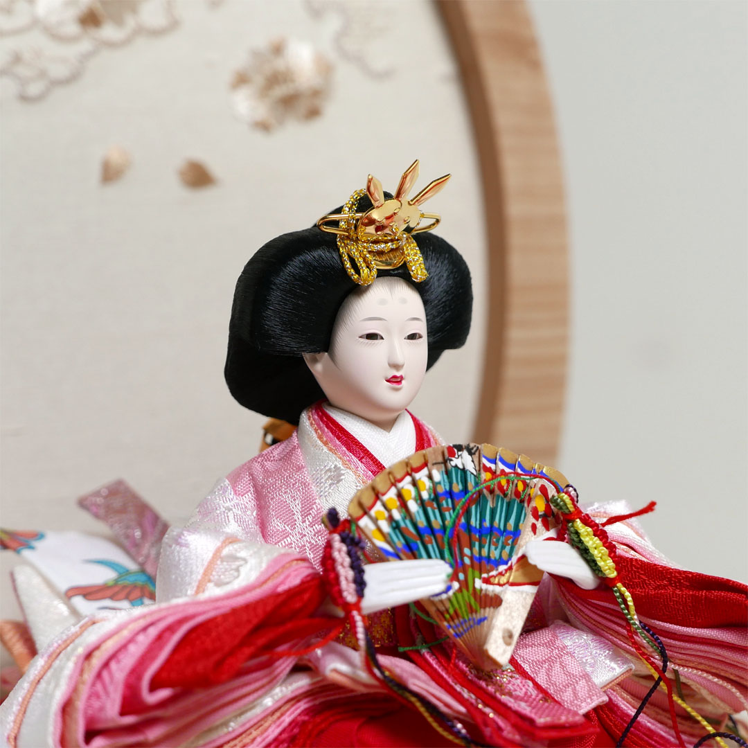 ピンクと水色衣装の極小雛人形桜刺繍月型飾り