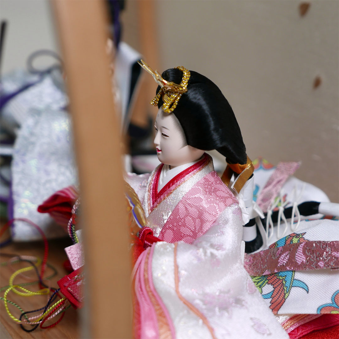 ピンクと水色衣装の極小雛人形桜刺繍月型飾り