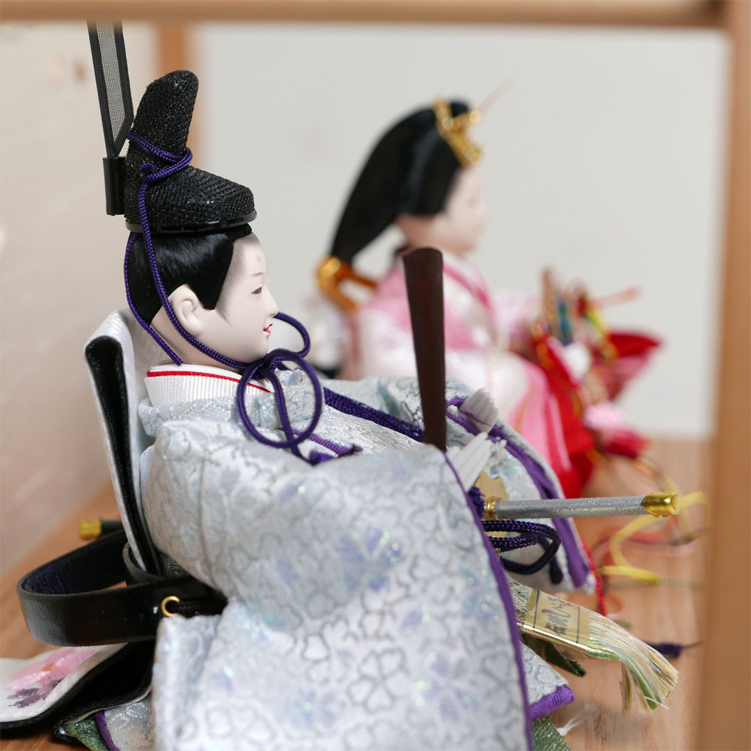 ピンクと水色衣装の極小雛人形桜刺繍月型飾り