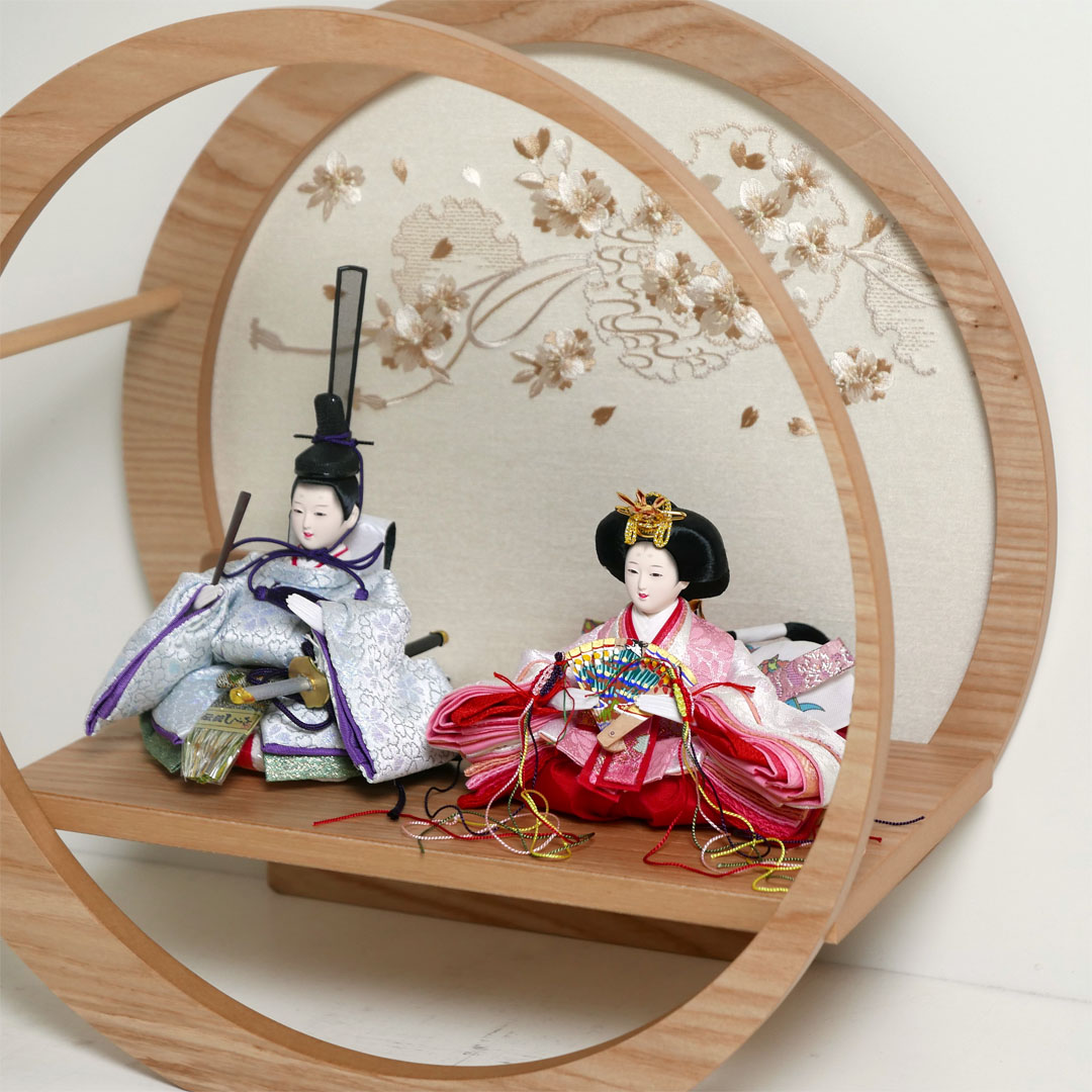 ピンクと水色衣装の極小雛人形桜刺繍月型飾り