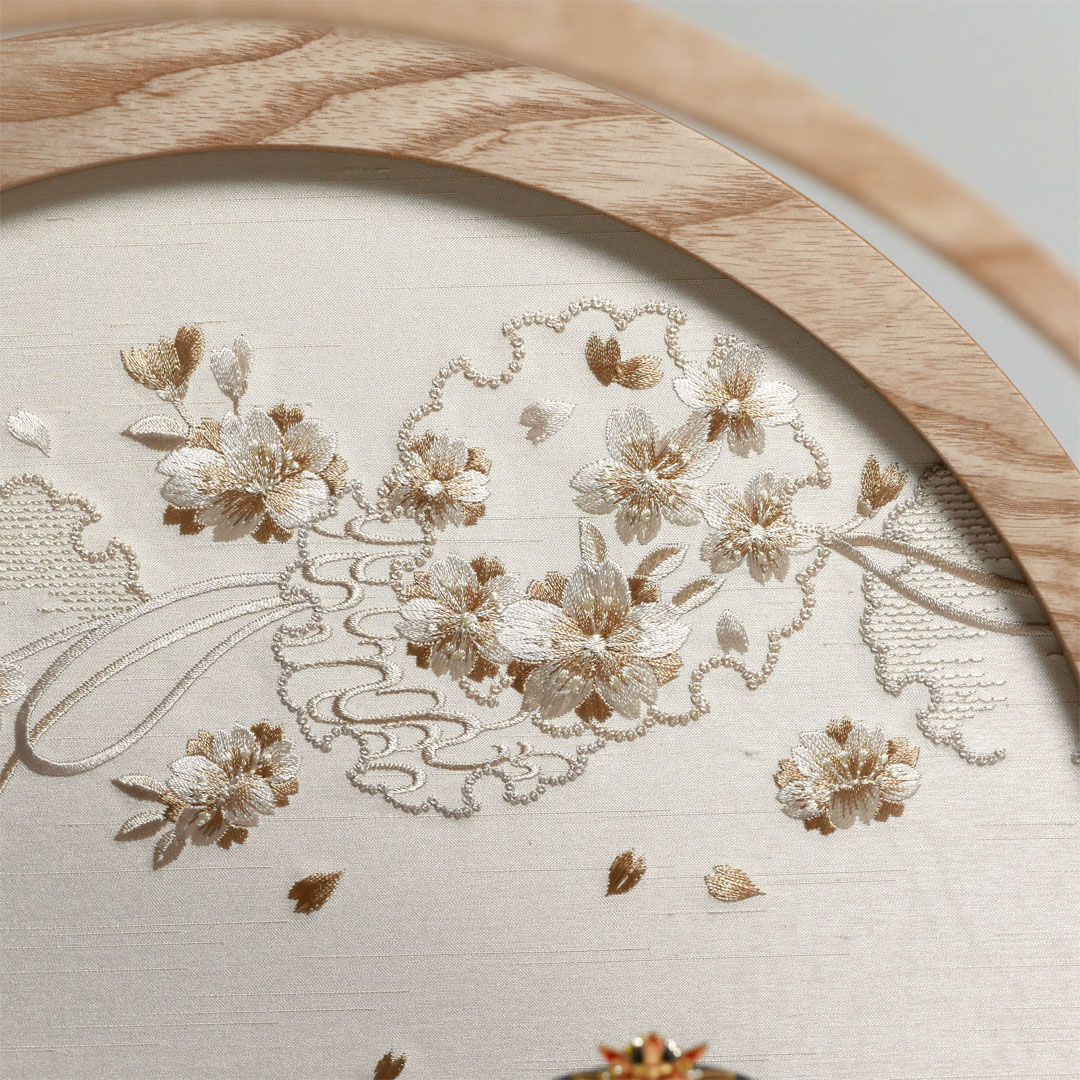 ピンクと水色衣装の極小雛人形桜刺繍月型飾り