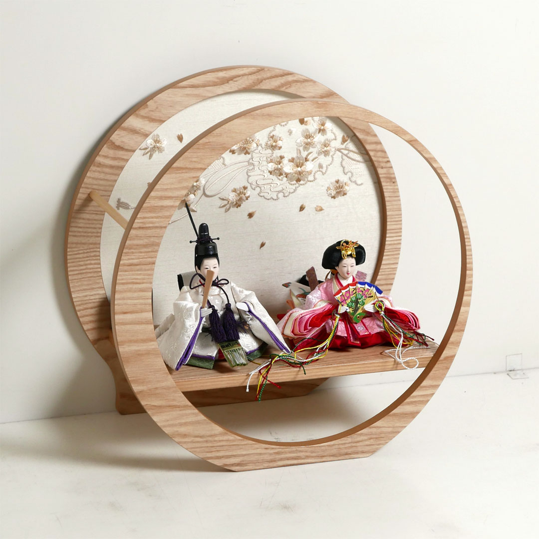 淡いピンク衣装の極小雛人形桜刺繍月型飾り