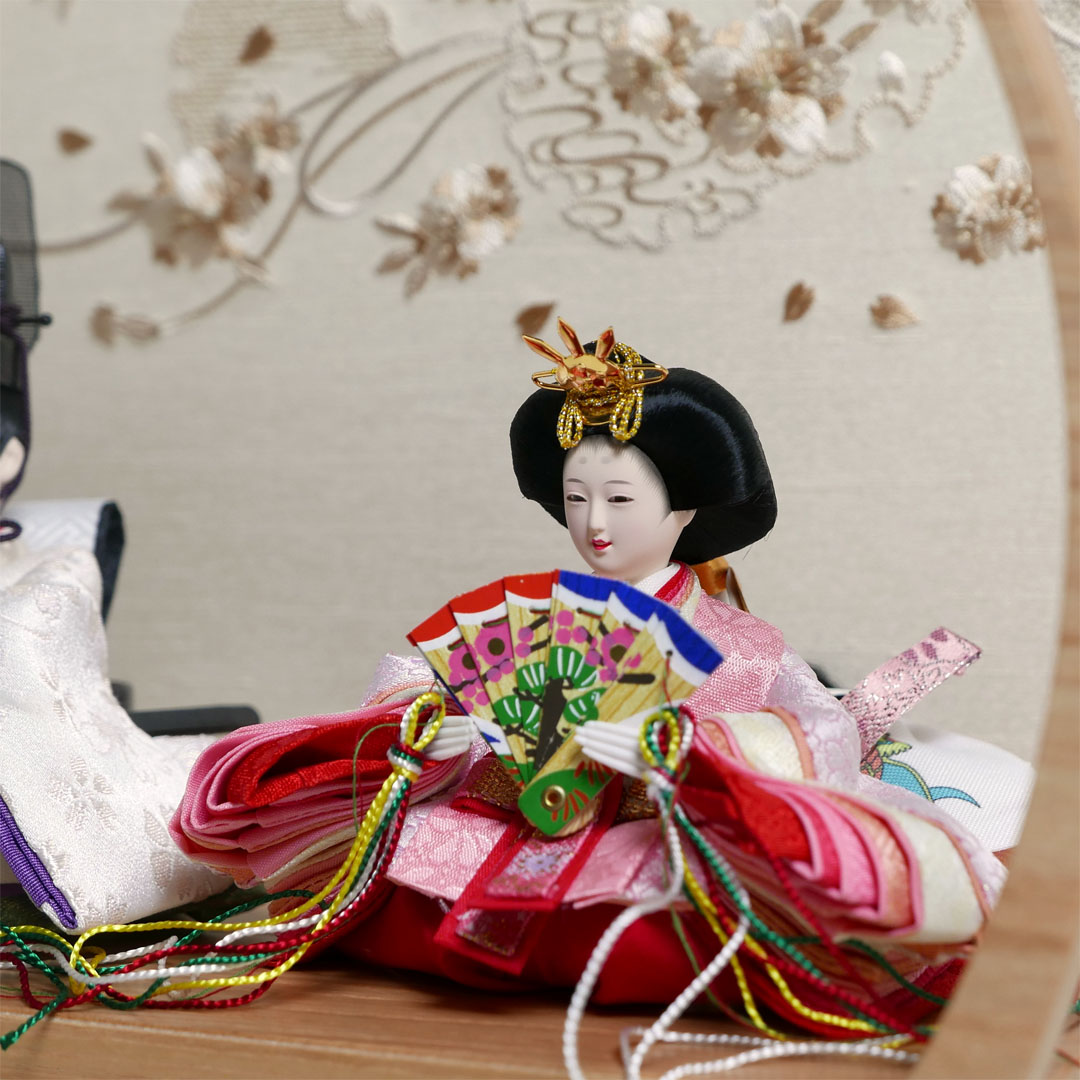 淡いピンク衣装の極小雛人形桜刺繍月型飾り