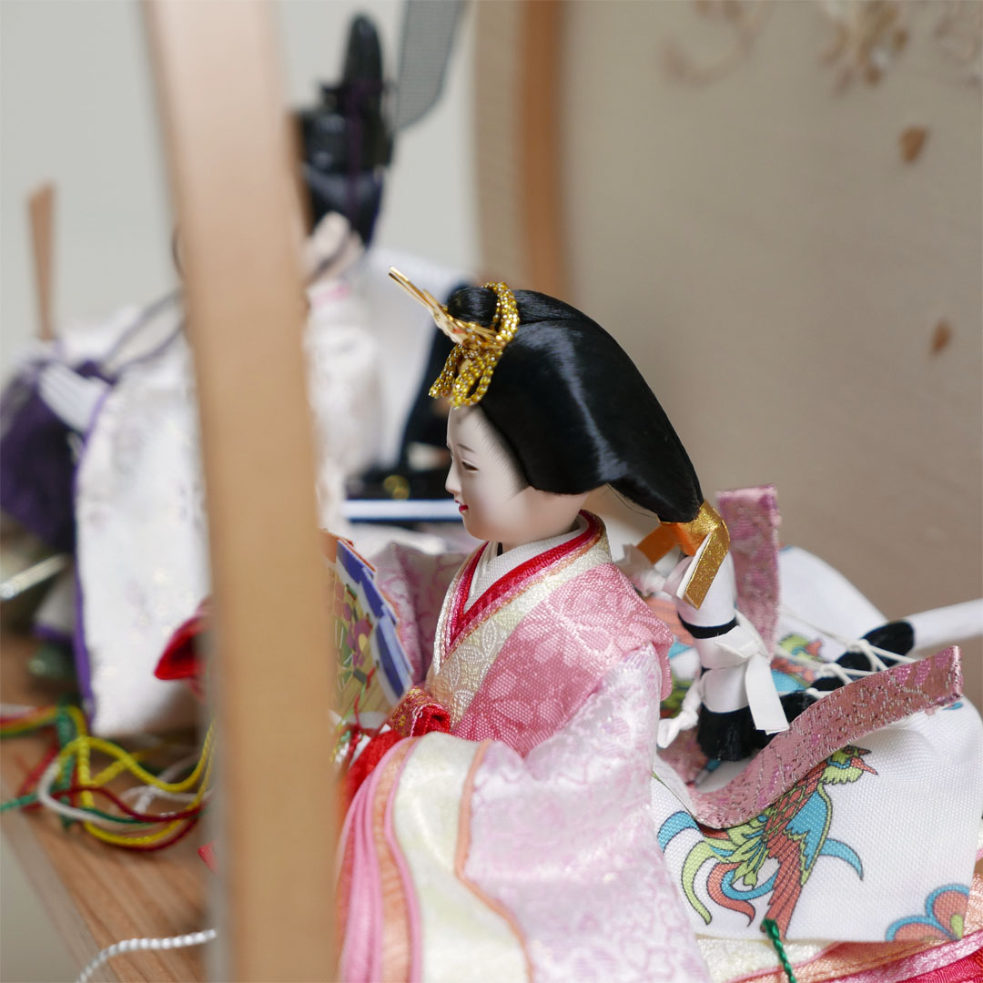 淡いピンク衣装の極小雛人形桜刺繍月型飾り