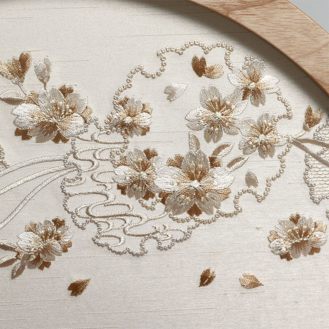 淡いピンク衣装の極小雛人形桜刺繍月型飾り