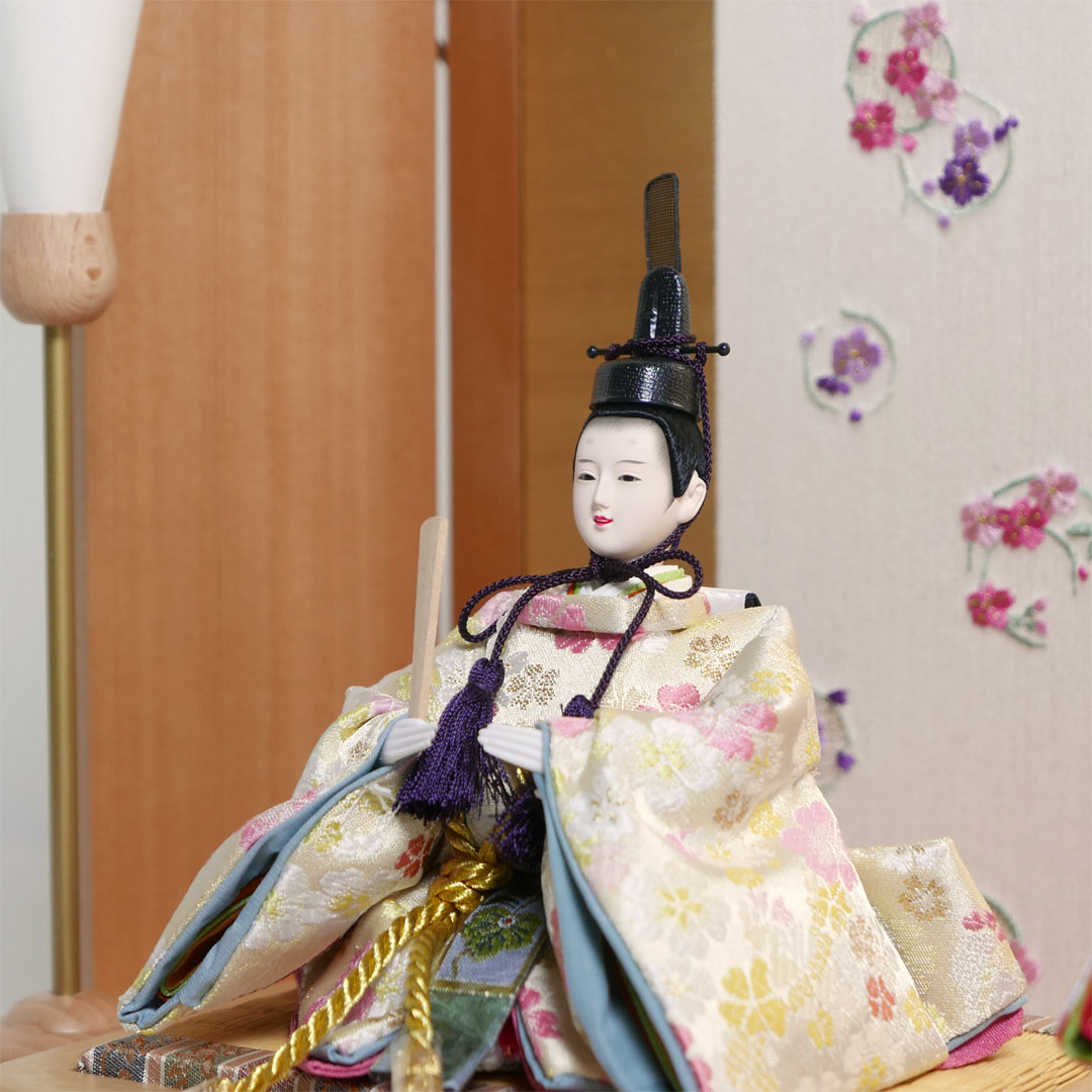 オレンジと黄色の桜柄衣装の雛人形木目金刺繍屏風親王飾り