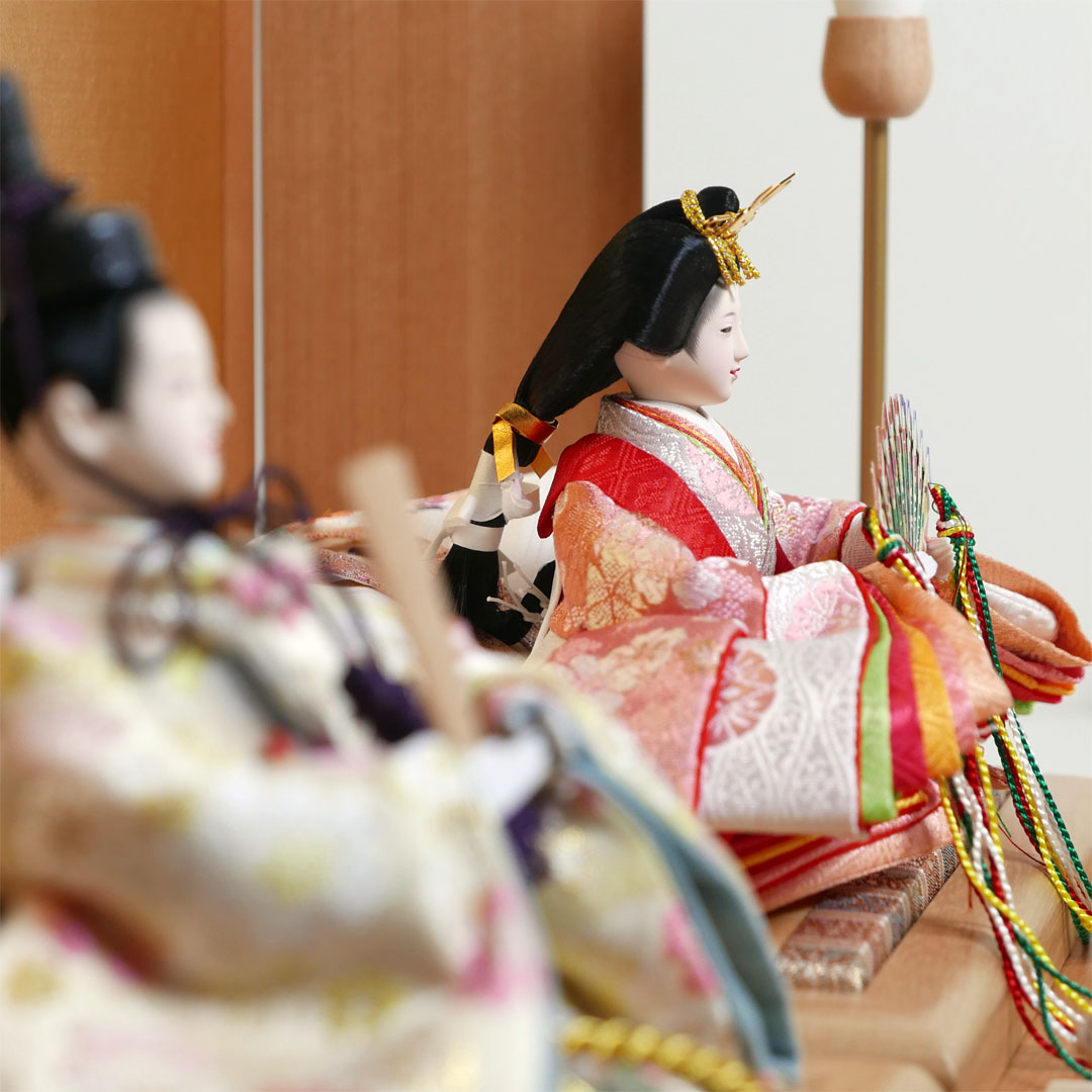 オレンジと黄色の桜柄衣装の雛人形木目金刺繍屏風親王飾り