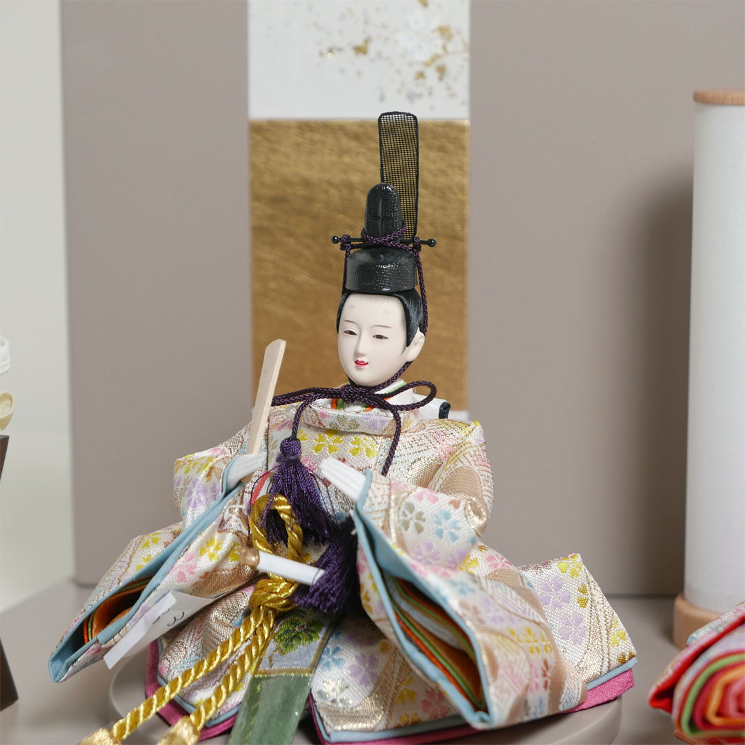 薄ピンクと薄黄のキラキラ衣装雛人形金箔チラシモカ親王飾り