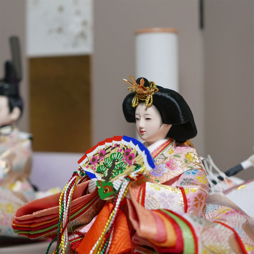 薄ピンクと薄黄のキラキラ衣装雛人形金箔チラシモカ親王飾り