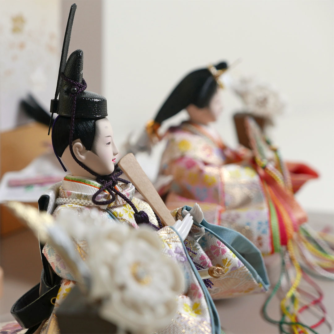 薄ピンクと薄黄のキラキラ衣装雛人形金箔チラシモカ親王飾り
